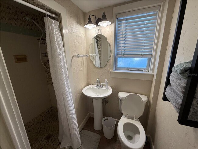 Foto del edificio - 824 E University Ave