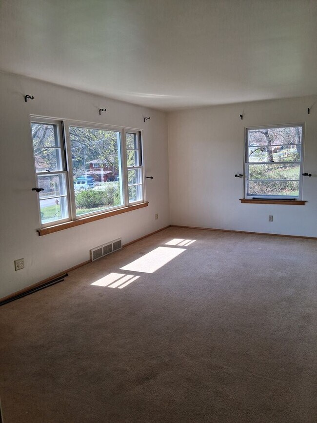 Foto del edificio - 3 BR/2 B  Single Family Home in suburb community of LaVale