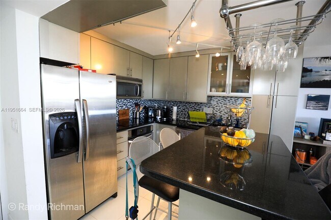 Foto del edificio - 600 NE 36th St