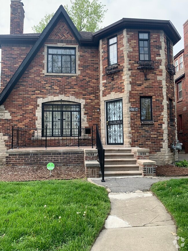 Building Photo - 3784 Cortland St
