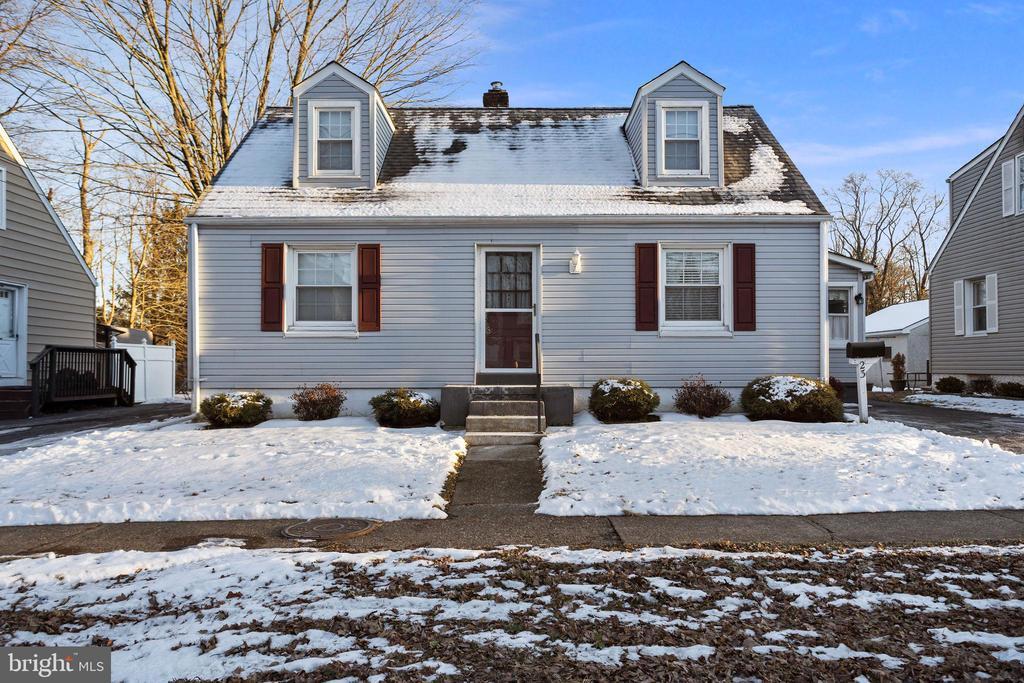 Primary Photo - 23 W Upper Ferry Rd