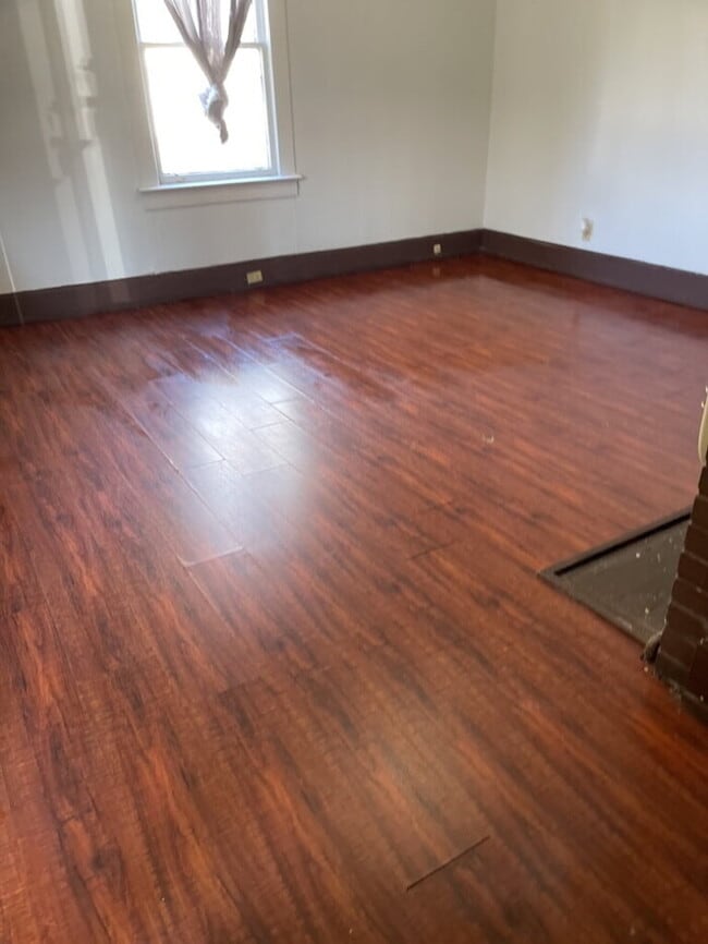 Building Photo - "Charming 2-Bed Home with Hardwood Floors in Laurens, SC!"