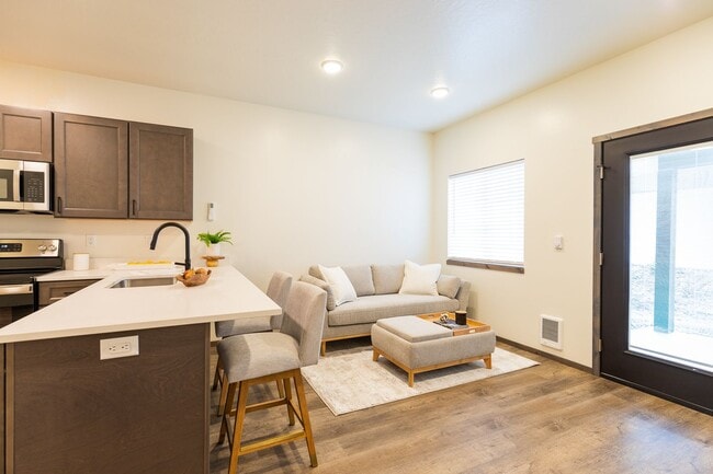 Building Photo - Newer 2 Bedroom 2 1/2 bathroom Hayden Town...