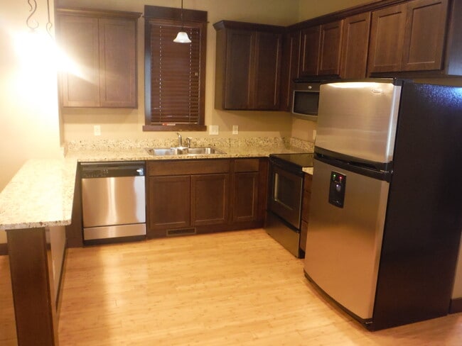 Building Photo - Gorgeous 3 Bedroom Condo- Across Street fr...