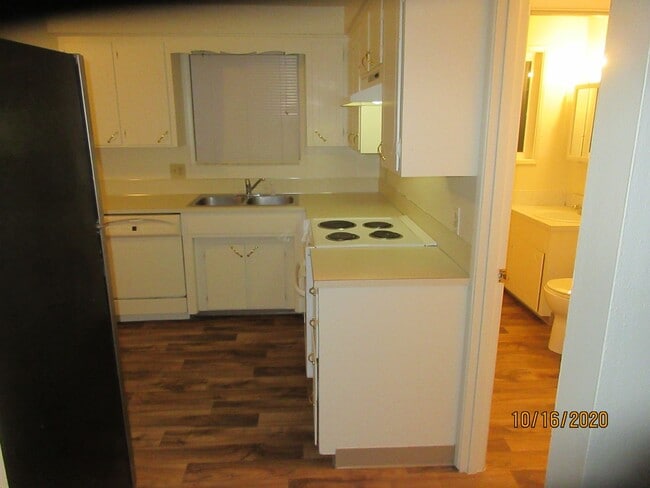 Building Photo - (894) 5th Ave Tri-Plex - 2 Bedroom / 1.5 B...