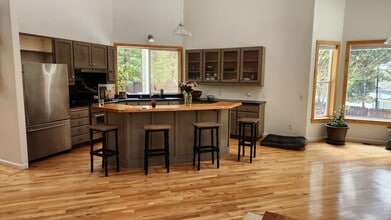 Building Photo - 12474 Valley View Rd