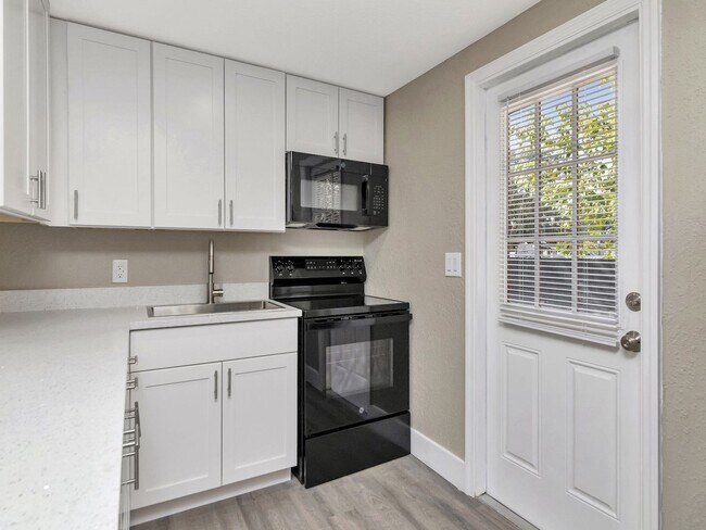 Foto del edificio - Great Location - 1 Bedroom 1 Bath Duplex w/ Backyard