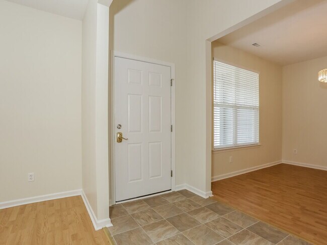 Foto del edificio - 8264 Chatham Oaks Dr