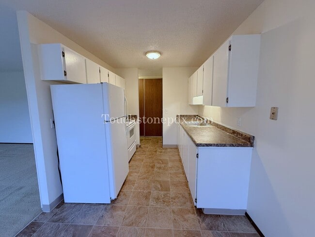 Building Photo - Updated 2 Bdrm Apartment with Balcony in Sellwood Moreland Neighborhood