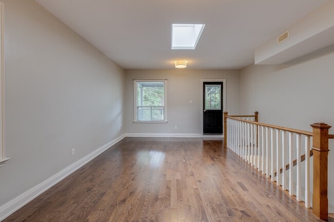 Building Photo - 412 Wellesley St E