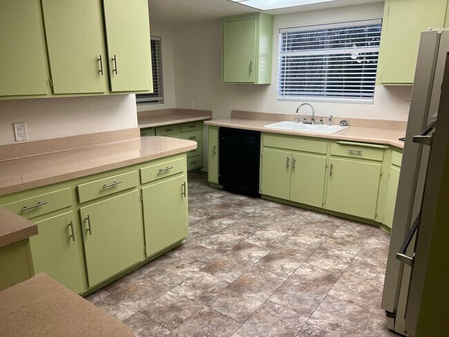 Foto del edificio - Large Home in Well Established Chula Vista Neighborhood