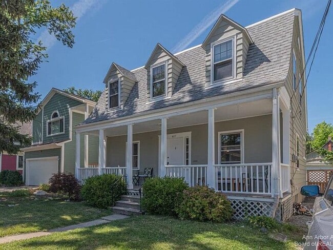 Building Photo - 927 Woodlawn Ave