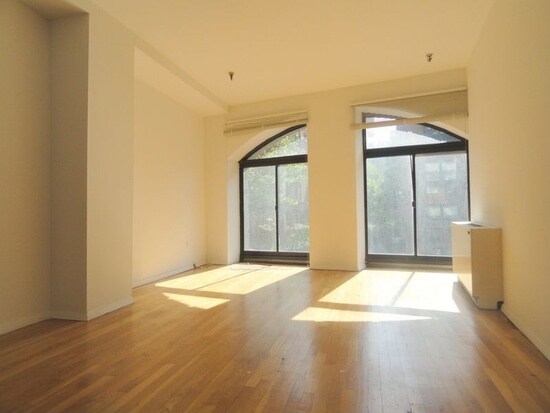 Primary Photo - 341 W 10th St