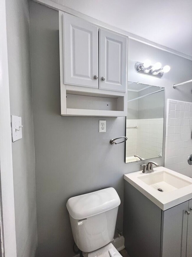 Building Photo - (NEW LISTING!) 1 bed/1bath apartment in Mi...