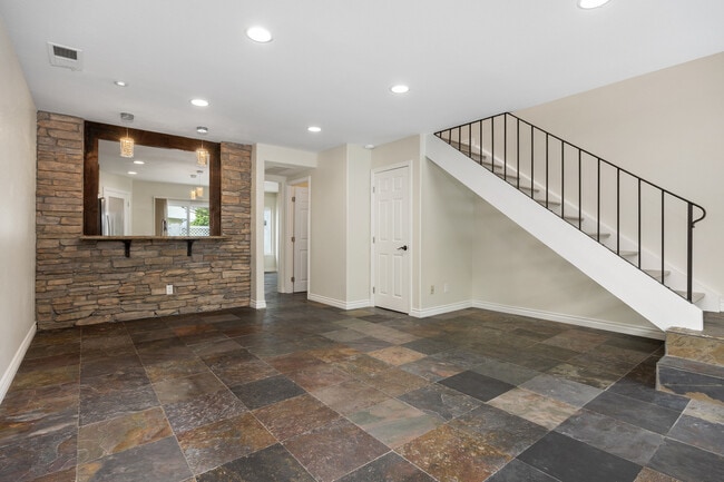 Building Photo - 844 Bluebell Ct