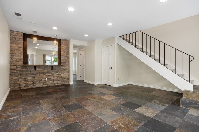 Foto del edificio - 844 Bluebell Ct