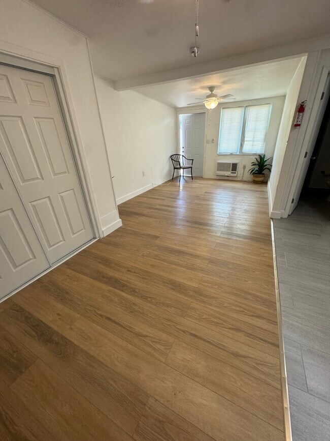 WOOD FLOOR - 2210 Thomas St