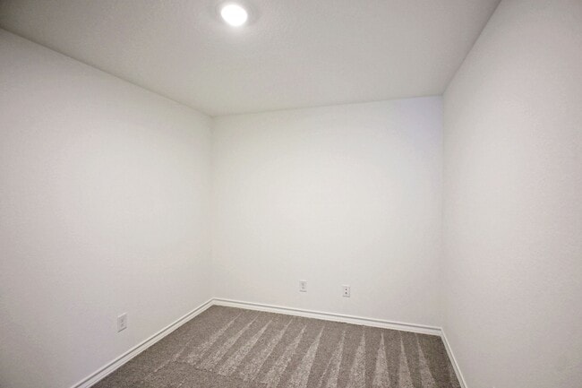 Building Photo - 951 Bluegrass Pt