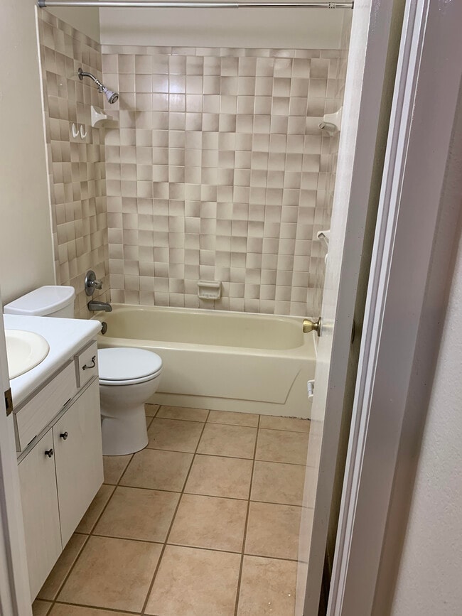 Bathroom View {Pictures taken BEFORE painting.) - 818 Placid Lakes BLVD