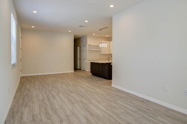 Building Photo - 4102 N Thatcher Ave