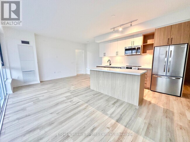 Building Photo - 333 Sunseeker Ave