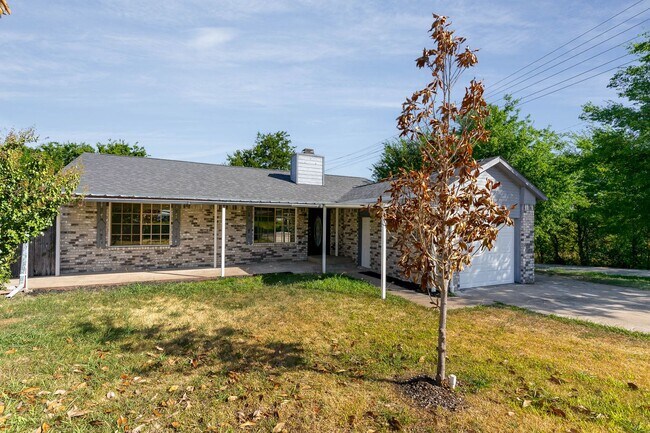 Building Photo - Charming Brick Corner Home with Spacious L...