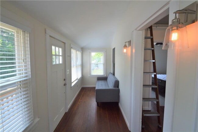 Building Photo - 108 Ormerod Ave