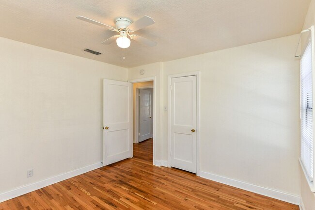 Building Photo - Two Bedroom One Bath near TCU