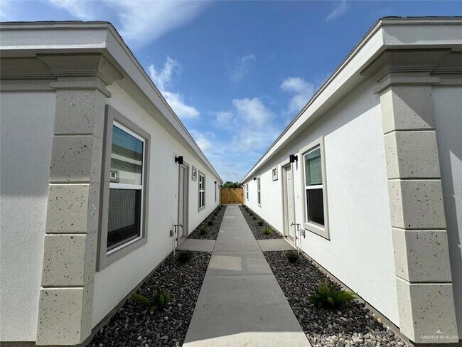 Building Photo - 740 N Alamo Rd