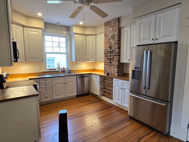 Building Photo - Beautiful Brick 2-Story in Edenton's Historic District