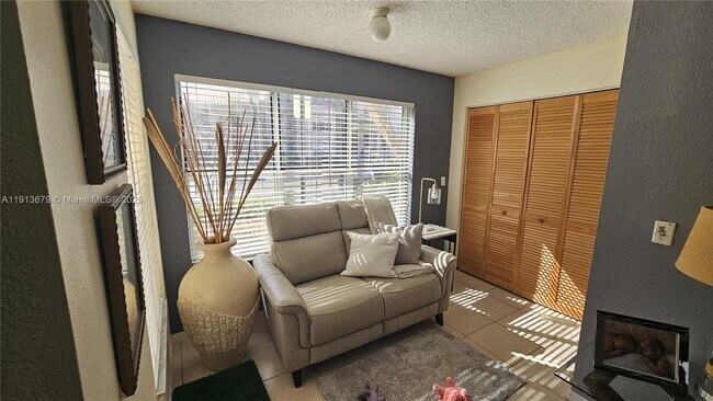 Foto del edificio - 3340 Pinewalk Dr N