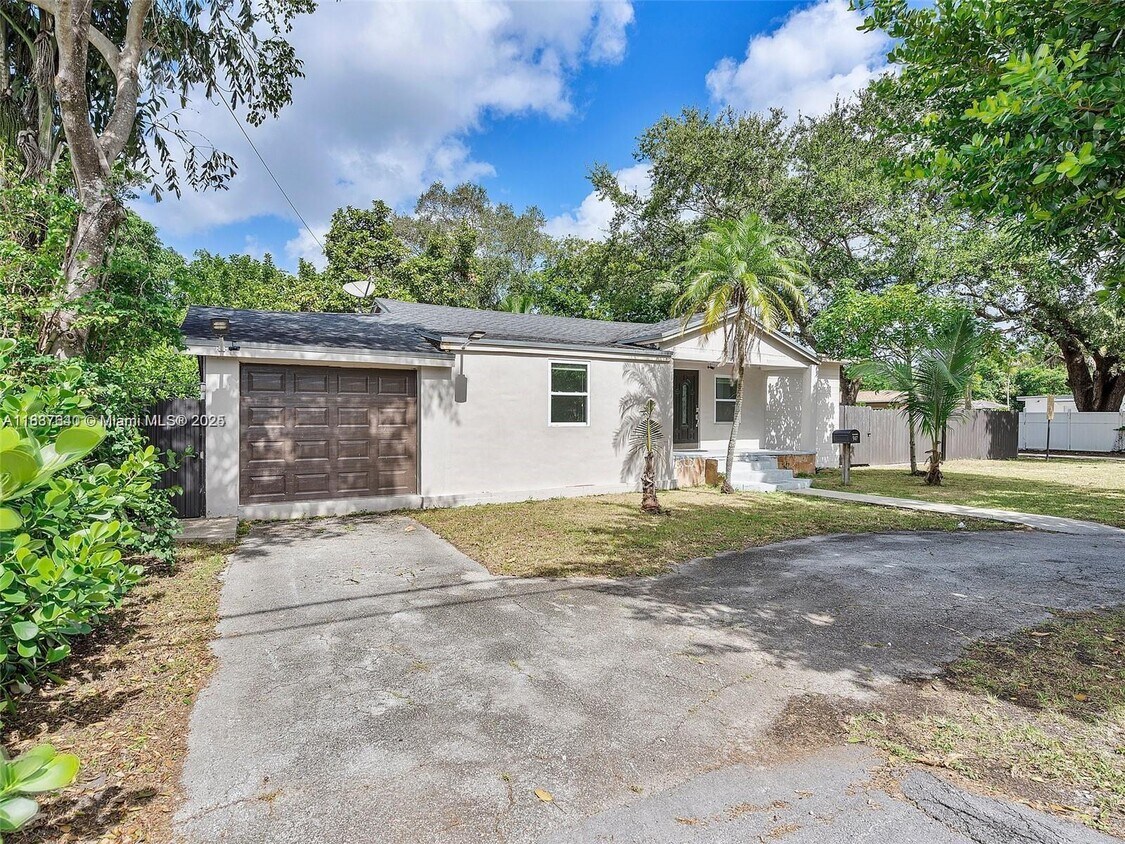 Foto principal - 947 NE 149th St