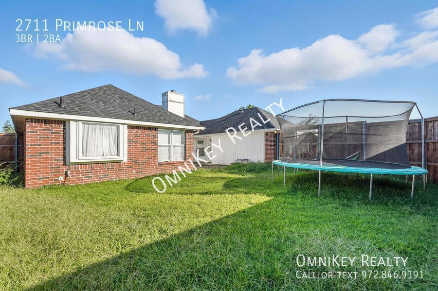 Building Photo - 2711 Primrose Ln