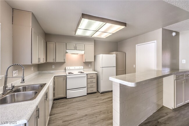 Building Photo - 2426 Paradise Village Way