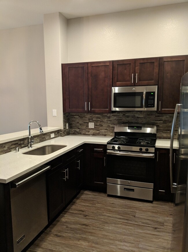 Foto del edificio - 24545 Town Center Dr