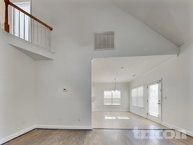 Foto del edificio - 4884 Somerset Dr