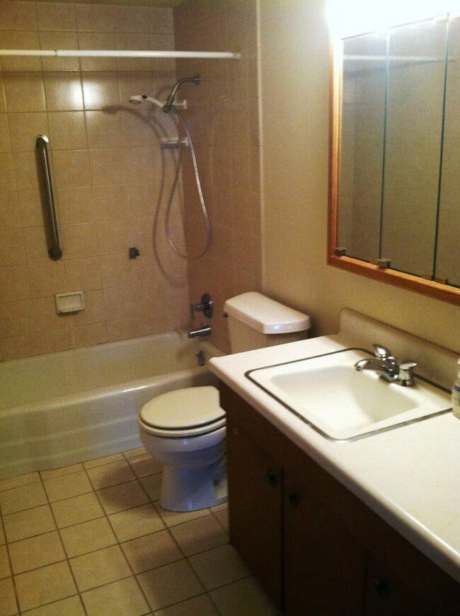 Building Photo - 3915 Terrace Hill Dr NE