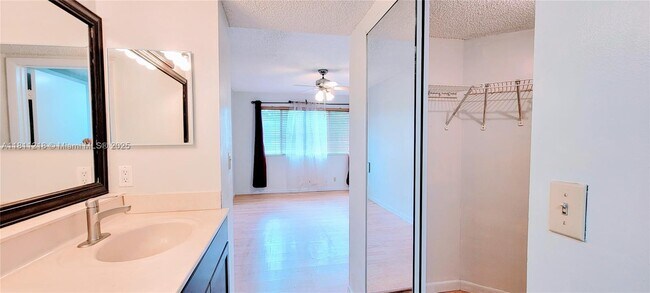 Foto del edificio - 9977 Westview Dr