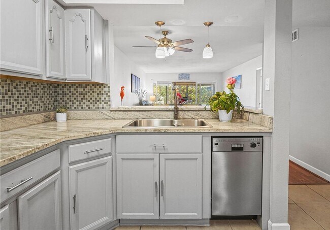 Foto del edificio - Bright Furnished End-Unit Condo Overlooking the Pond