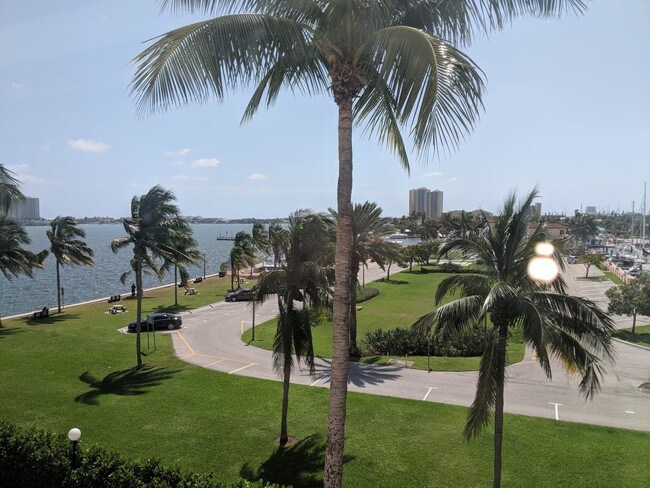 Foto del edificio - 301  Lake Shore Drive 409 Lake Park FL 33403