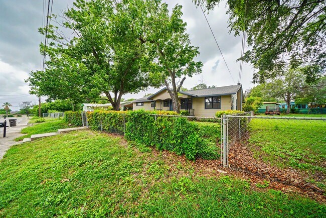 Building Photo - Classic Northeast San Antonio Gem with Two Living Areas - Realtor Commission: $500