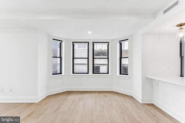 Building Photo - 135 S 19th St