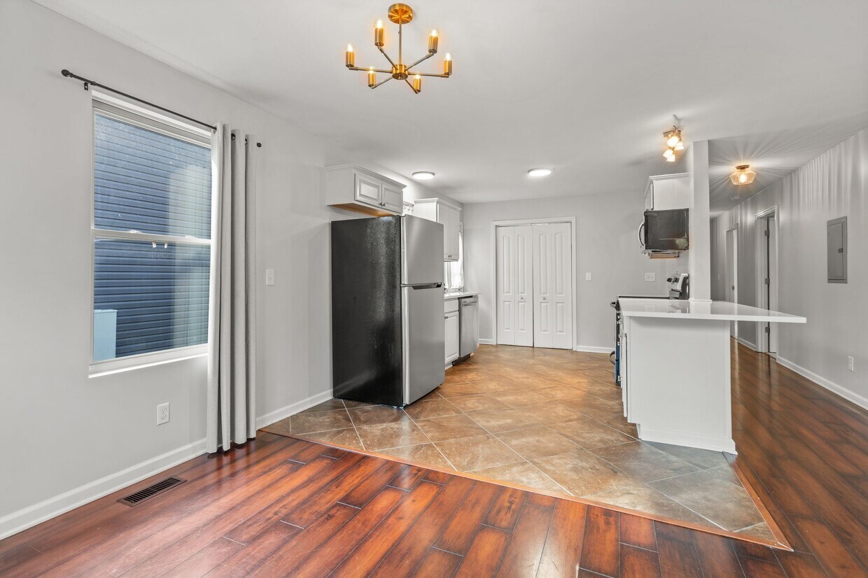 Foto principal - 2432 Adlai St