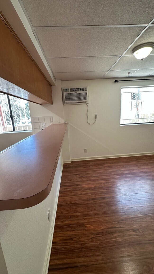 Foto del edificio - 121 S Swall Dr