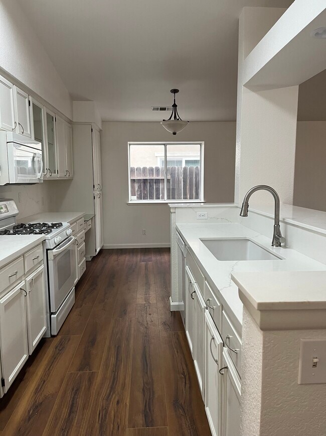 Foto del edificio - 2128 Jayhawk Dr