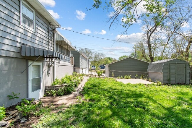 Foto del edificio - Spacious and Updated 4-Bedroom Home Near Field Club!