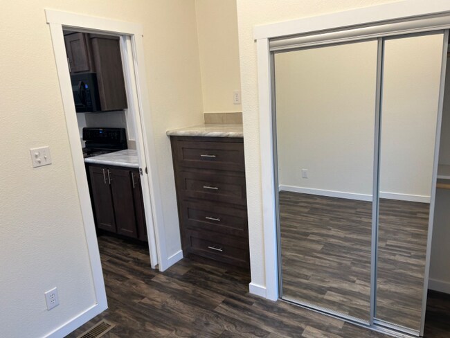 Foto del edificio - 5215 Crestway Rd