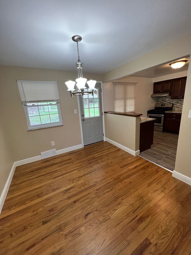 Foto del edificio - Entirely Remodeled 3 Bedroom, 1 Bathroom i...