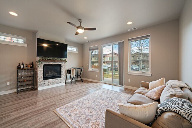 Foto del edificio - Modern 4-bedroom 3-bathroom Home