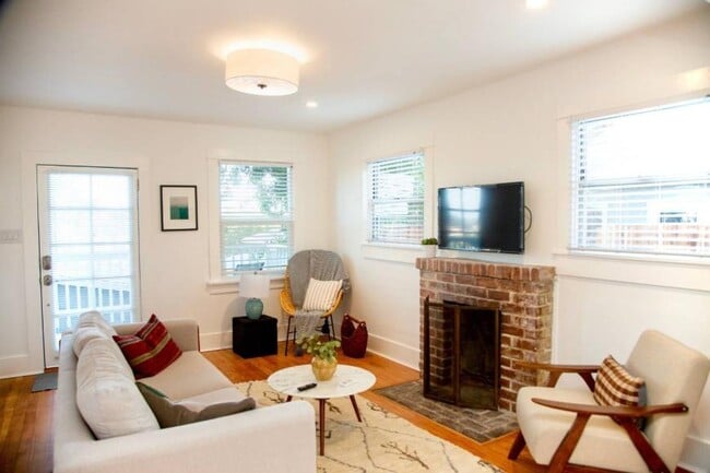 Building Photo - 1.0 bedroom in Los Angeles California 90039